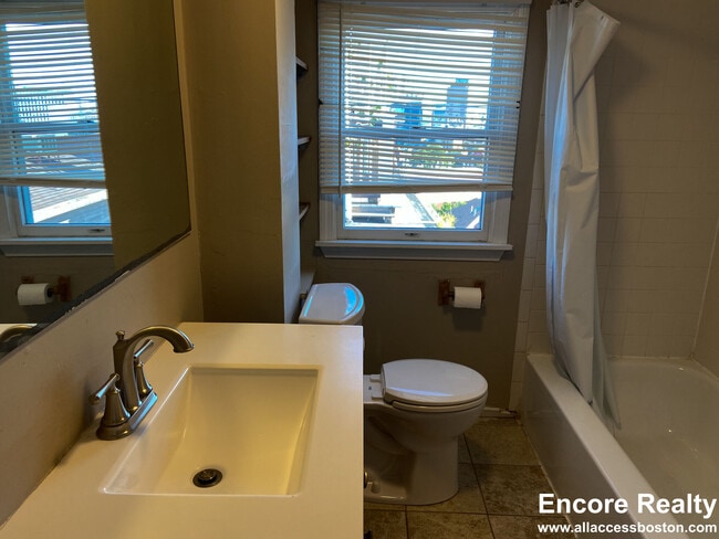 Building Photo - 8-8 Sunset St