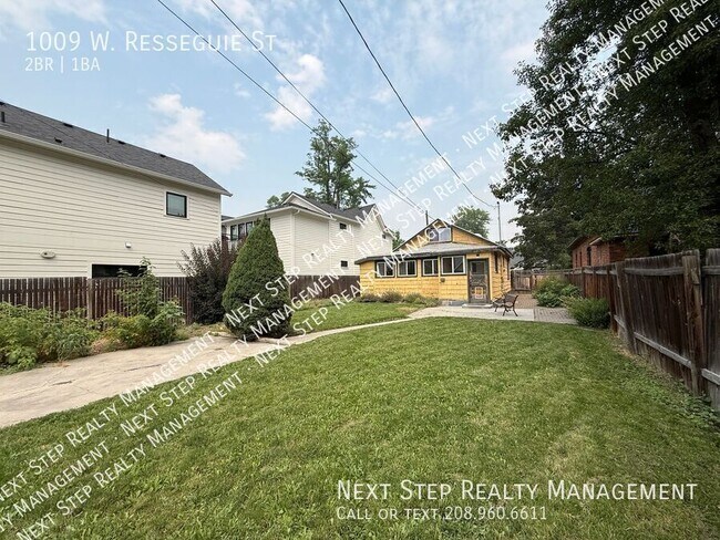 Building Photo - 1009 W Resseguie St