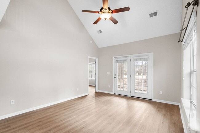 Building Photo - 571 Riverward Dr