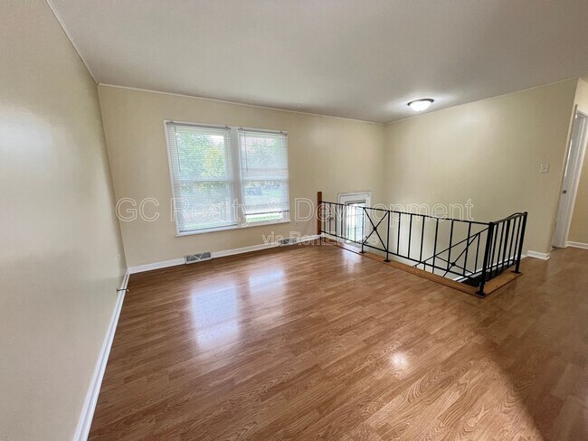 Building Photo - 206 E Center St