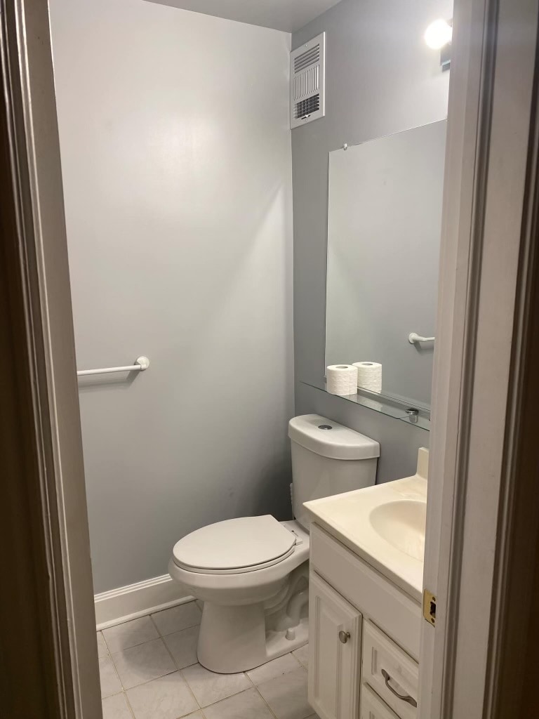 Bathroom pic.1 - 7230 N Claremont Ave