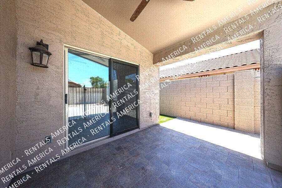 Building Photo - 854 W Straford Ave