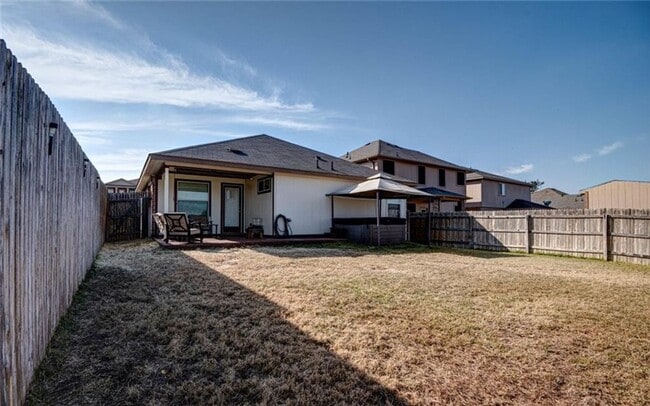 Building Photo - 3-bedroom 2-bathroom home located in Yowell Ranch! HOUSING ACCEPTED!