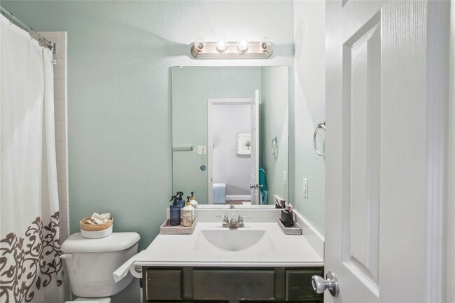 Building Photo - 913 Freesia Dr