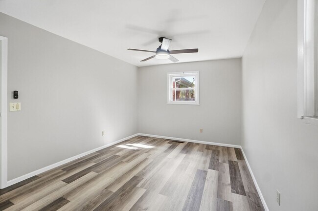 Building Photo - Three Bedroom Home with Great Outdoor Entertainment Space!