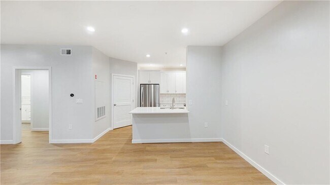 Building Photo - 1000 Providence Pl