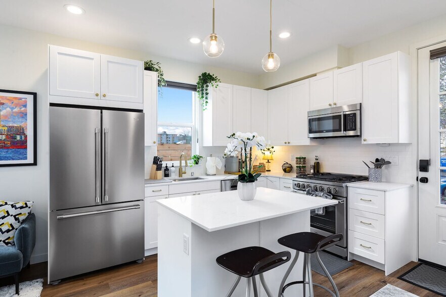 Building Photo - 4404B 37th Ave SW