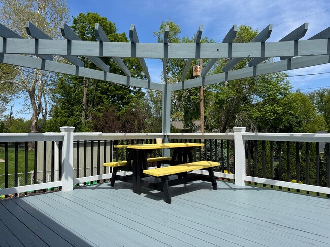Building Photo - Stunning 4 Bed, 3 Bath Home with Backyard ...