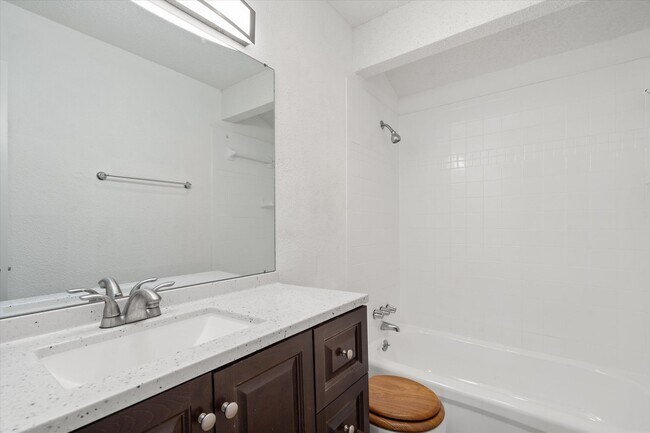 Building Photo - Perfectly Located Townhome in South Austin