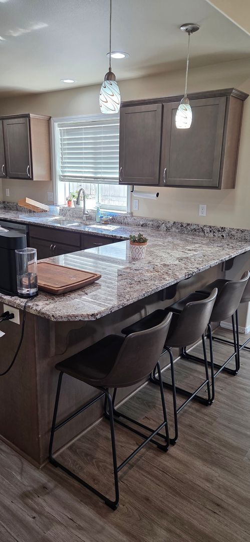 Building Photo - Beautiful & Spacious 3 Bed 2 Bath Directly...