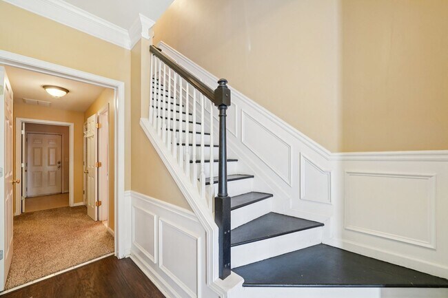 Building Photo - 3 Bedroom Townhome in the Heart of Dulth