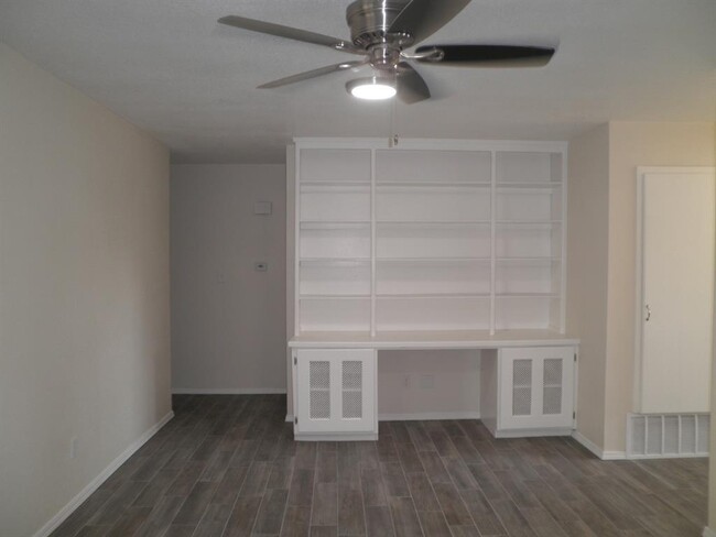 Building Photo - 1417 Oakcrest Ave