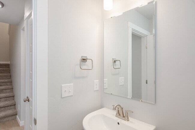 Building Photo - Now Leasing! Fantastic Location, Community...