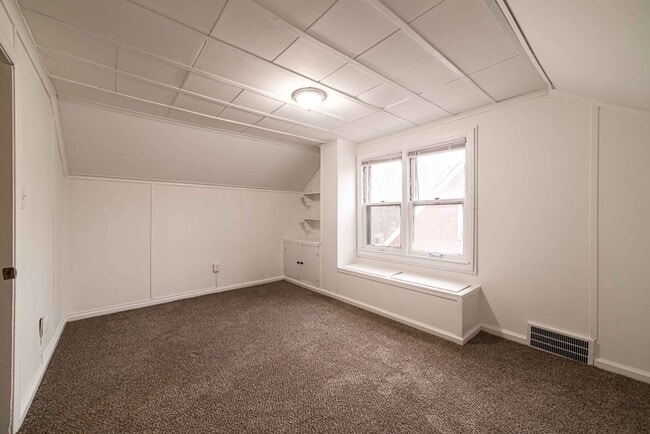 Building Photo - $1295- 4 Bed / 1.0 Bath Newly Renovated Ho...