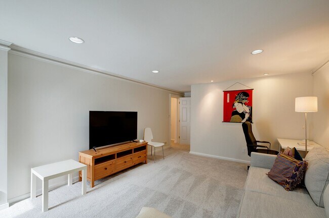 Building Photo - Furnished, Detached Home in Bethesda Alta ...