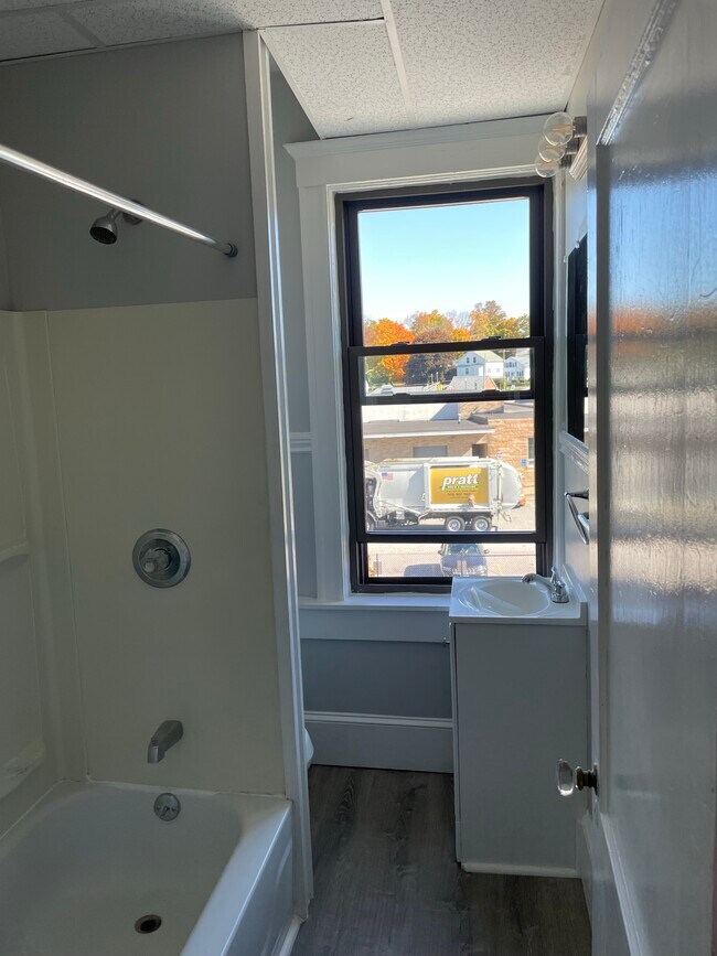 Building Photo - 297 Main St