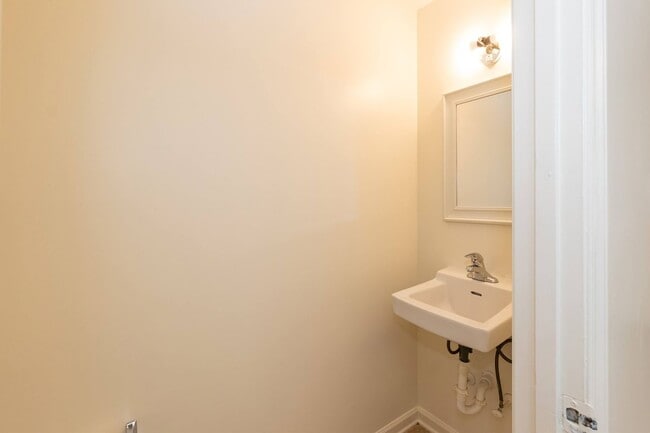 Building Photo - Two Bedroom Home!