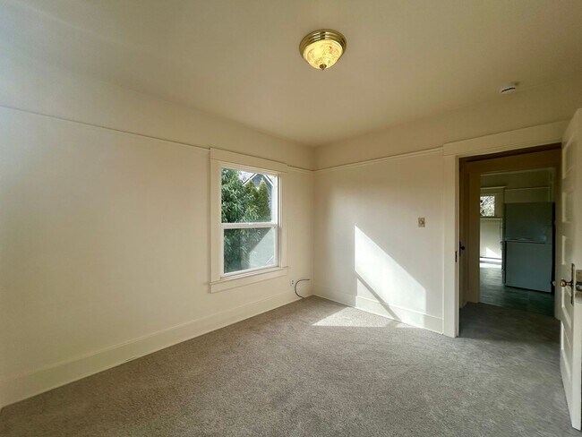 Building Photo - 1030