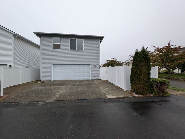 Building Photo - Corner lot 3 bed, 2.5 bath DuPont home!