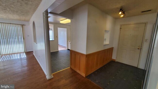 Building Photo - 2211 Woodbox Ln