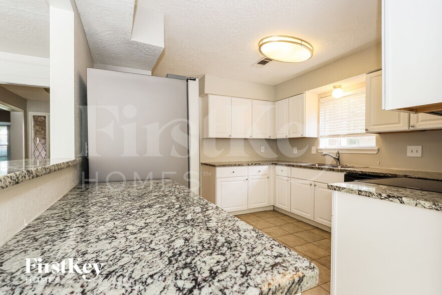 Building Photo - 24106 Creekview Dr