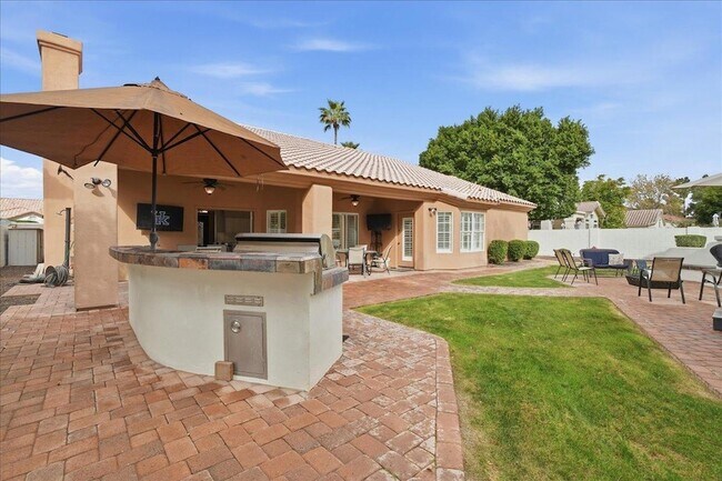 Building Photo - 1909 E Coral Tree Dr