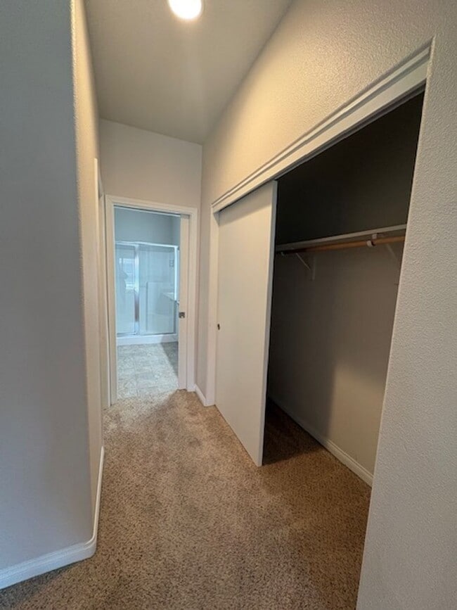 Building Photo - 824 Lawrence Dr