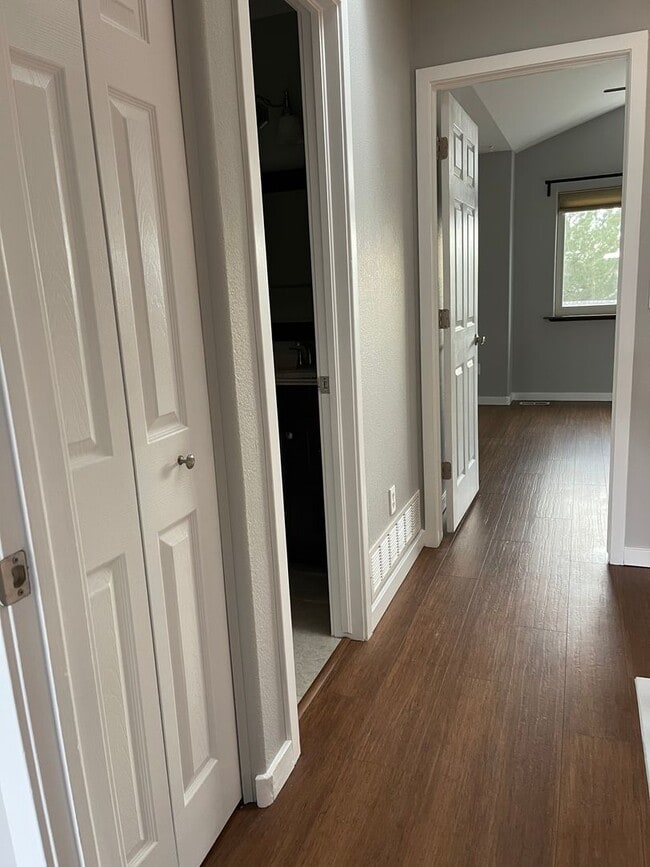 Building Photo - Updated Townhome Louisville- Perfect commuting location