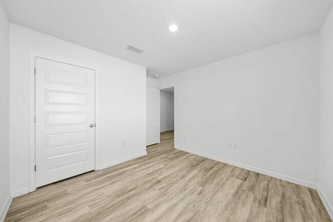 Building Photo - 39 Riverwalk Xing