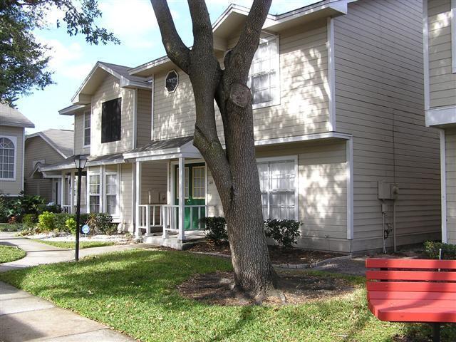 Building Photo - Lovely 3 Bedroom, 2.5 Bath Townhome!