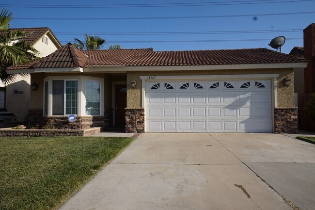 Building Photo - 3 Bedrooms with big backyard-CALL FOR OUR MOVE IN SPECIAL