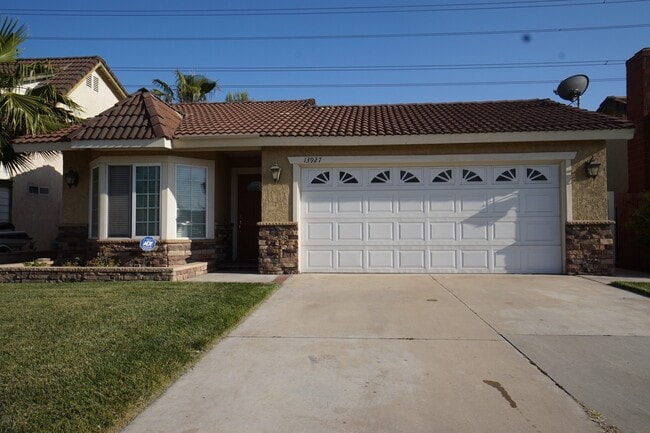 Building Photo - 3 Bedrooms with big backyard