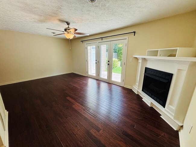 Building Photo - 3 Bedroom 1 full and 2 half bath Townhouse