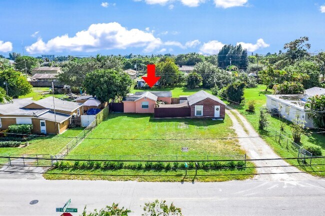 Building Photo - 3901 Lakewood Rd