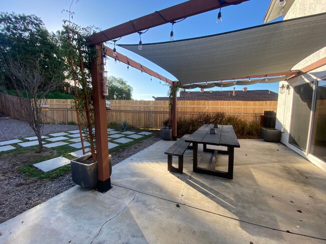 Building Photo - 3 bedroom 3 bathroom home in Lemon Grove! ...