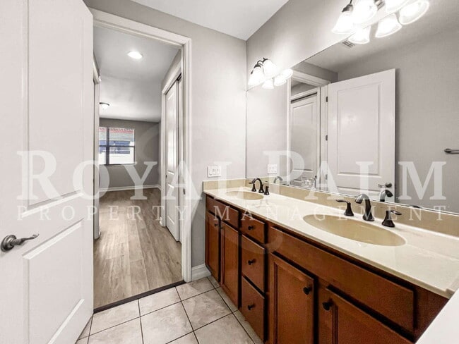 Building Photo - Big on Space, Smart on Layout — 3 bedroom 2.5 bath corner END UNIT pet-friendly townhouse!