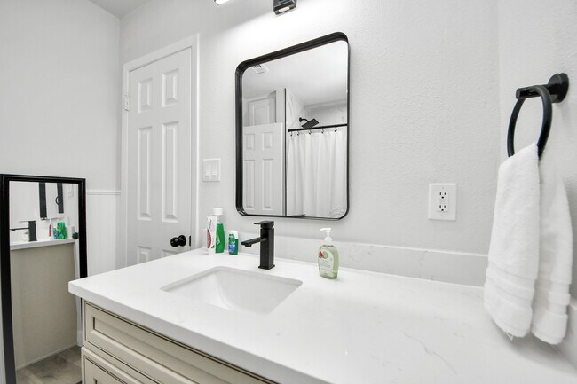 Building Photo - 10003 Briarwild Ln