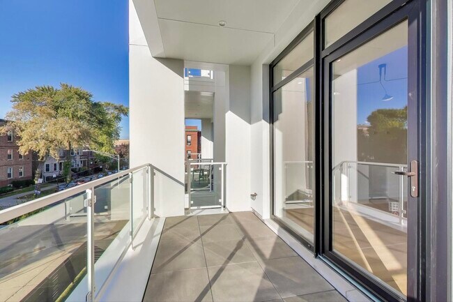 Building Photo - 2456 W Cortez St