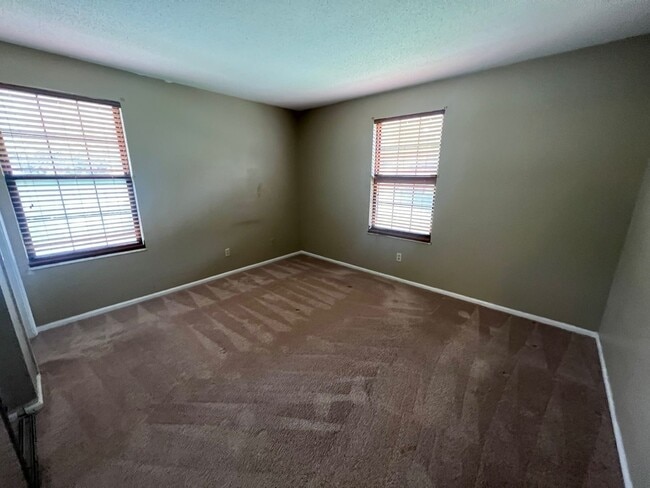 Building Photo - Private Charming Apartment!