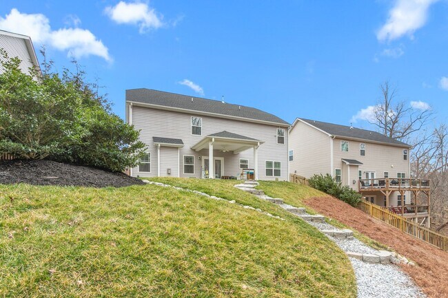 Building Photo - 4 Bedroom Home on a Cul-de-Sac with Lawn Care Included!