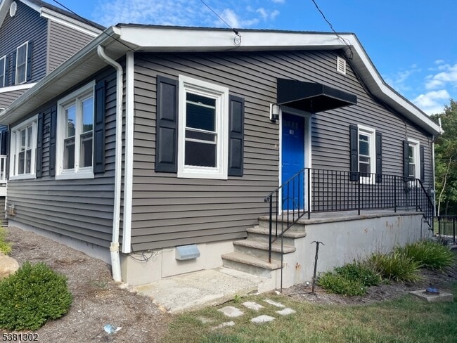 Primary Photo - 31 Lakeside Blvd