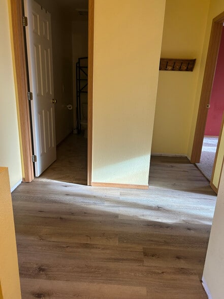 Building Photo - 507 W Shore Dr