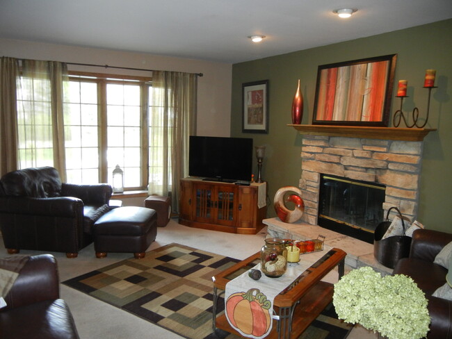 Large Family Room - 120 Hilly Oak Dr