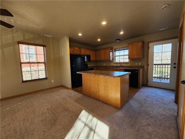 Building Photo - 2858 W Redstone Dr