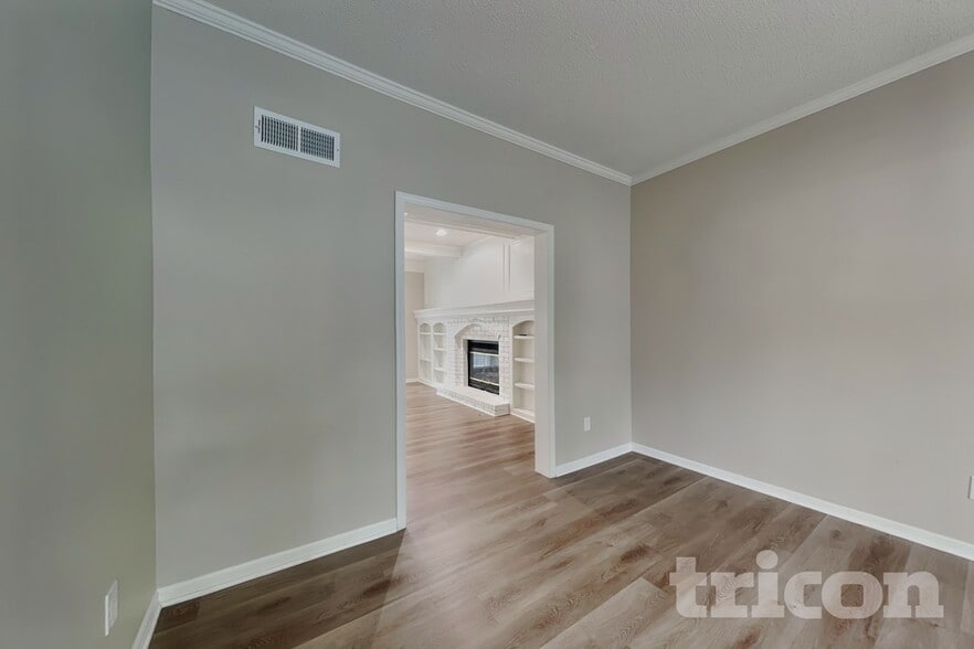Building Photo - 9719 N Kenwood Ct