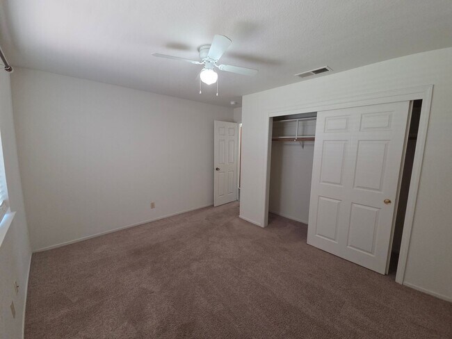 Building Photo - 3 bedroom/2bath home in quiet neighbothood