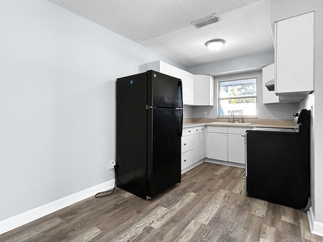 Building Photo - Charming Unfurnished Pinellas Park Home with Private Backyard! 3bed | 1 bath