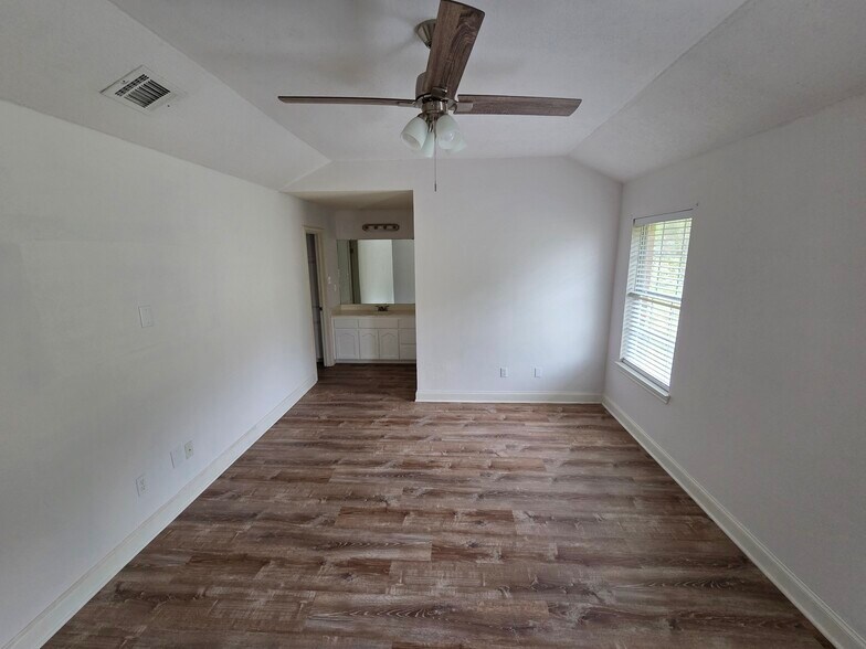 Building Photo - 209 W Billington Dr