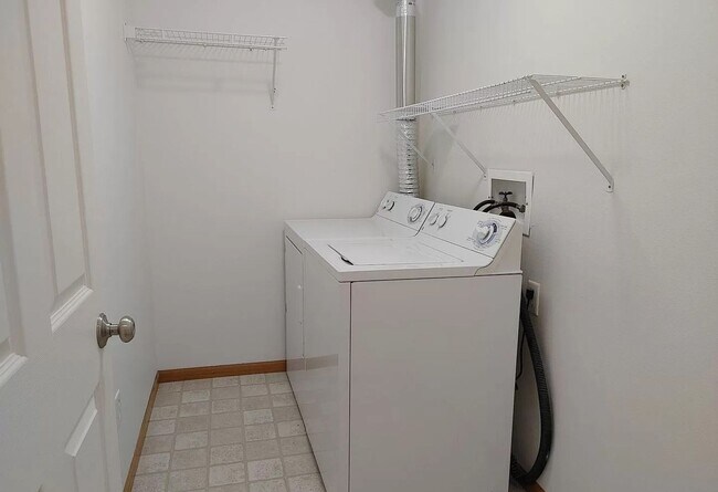 Building Photo - 50 Thistle Ct