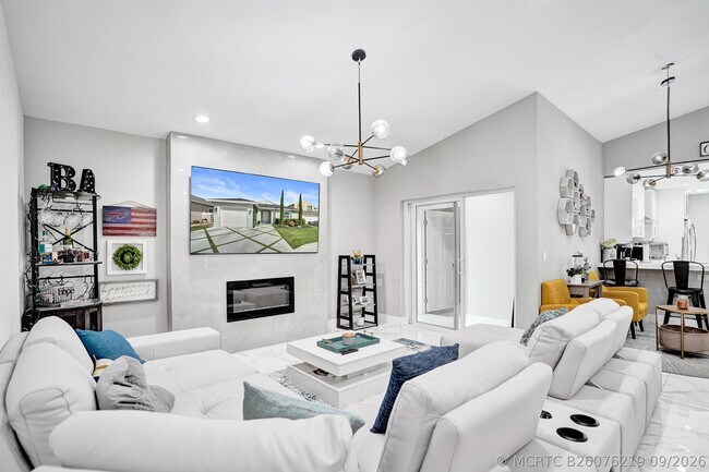 Building Photo - 372 W Riverbend Dr